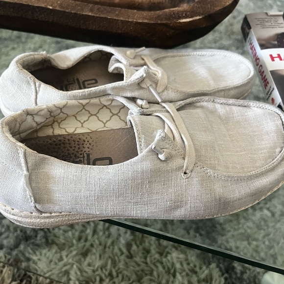 4 pairs of Wendy hey dude summer shoes - Picture 10 of 14